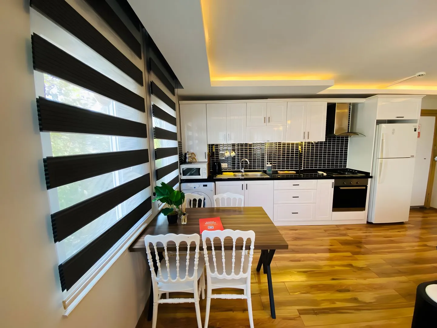 Royal Loft Suit tam donanımlı mutfak ve yemek alanı