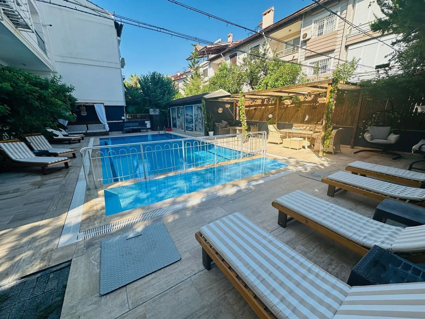 Royal Loft Suit bahçe ve havuz alanı